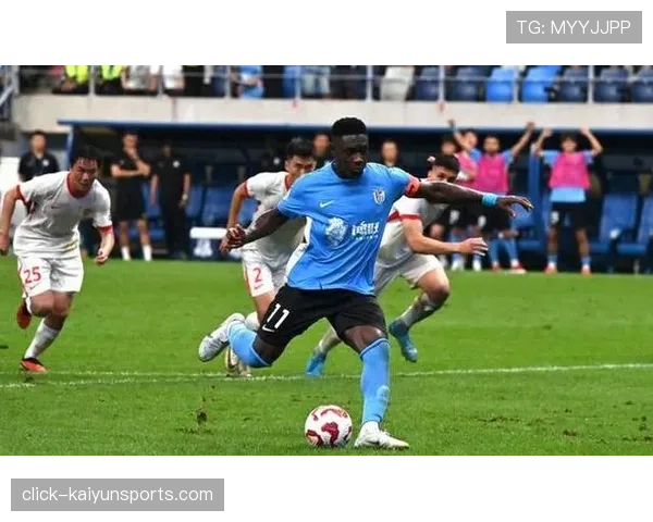 大连英博马莱莱头球摆渡加推射 外援前锋展现门前嗅觉